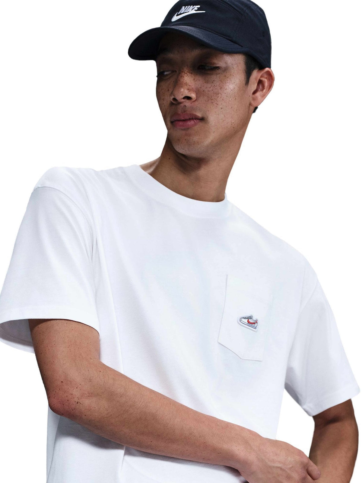 NIKE Тениска U NSW TEE M90 SNKR PTCH PKT 2