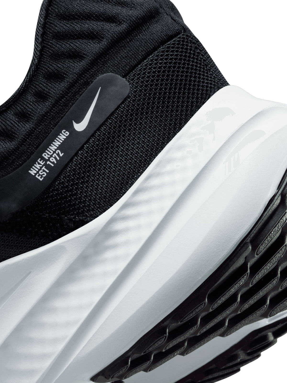 NIKE Обувки WMNS QUEST 5